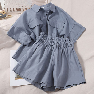 Moderan ženski komplet koji uključuje košulju kratkih rukava i kratke hlačice