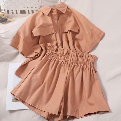 Moderan ženski komplet koji uključuje košulju kratkih rukava i kratke hlačice