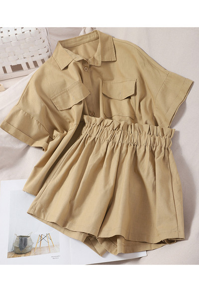 Moderan ženski komplet koji uključuje košulju kratkih rukava i kratke hlačice