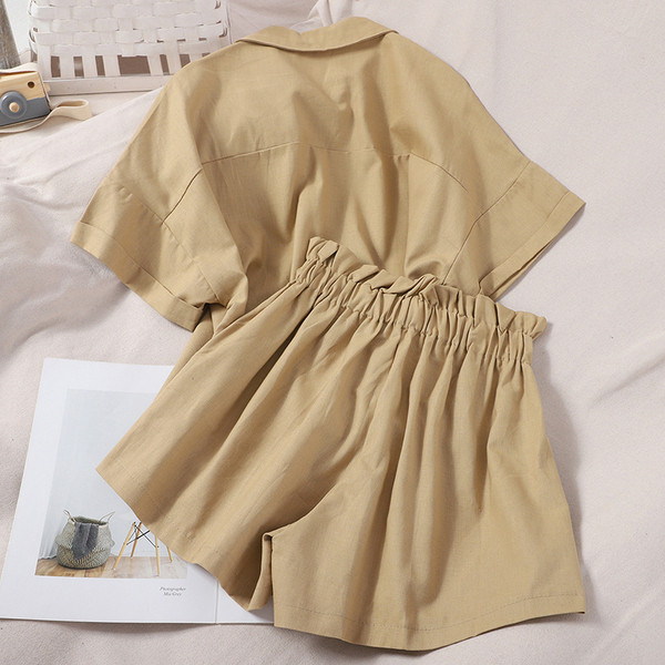 Moderan ženski komplet koji uključuje košulju kratkih rukava i kratke hlačice