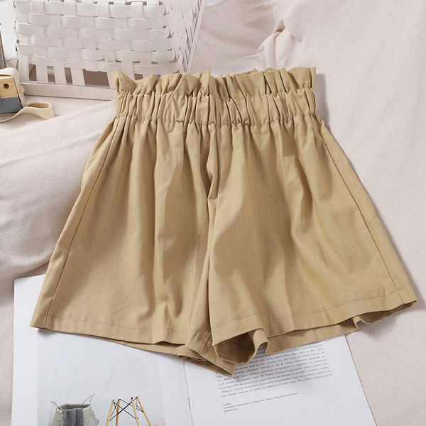 Moderan ženski komplet koji uključuje košulju kratkih rukava i kratke hlačice