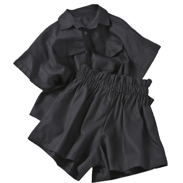 Moderan ženski komplet koji uključuje košulju kratkih rukava i kratke hlačice