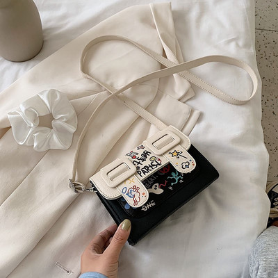 Alkalmi női táska rátéttel és csatokkal