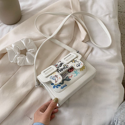 Alkalmi női táska rátéttel és csatokkal