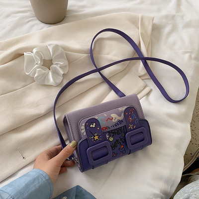 Alkalmi női táska rátéttel és csatokkal