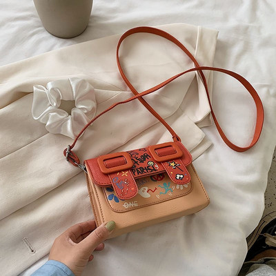 Alkalmi női táska rátéttel és csatokkal