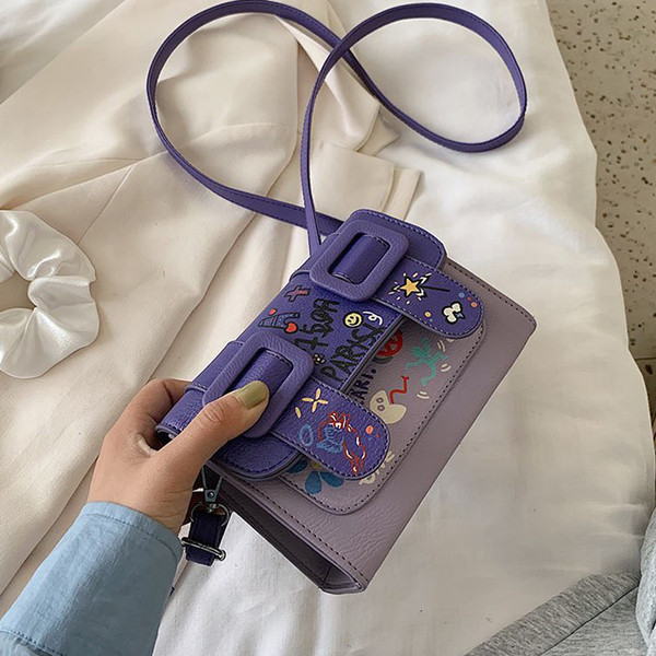 Alkalmi női táska rátéttel és csatokkal