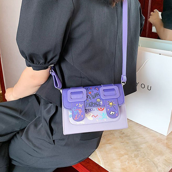 Alkalmi női táska rátéttel és csatokkal