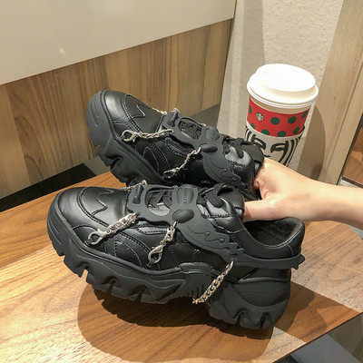 Új női tornacipő modell durva talppal és fém láncokkal