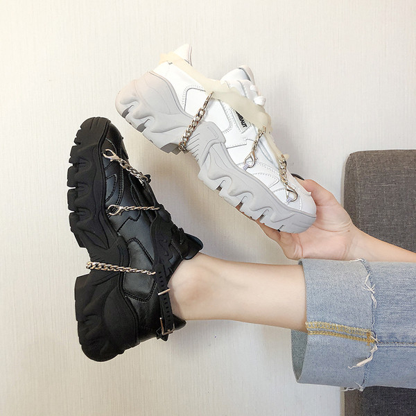 Új női tornacipő modell durva talppal és fém láncokkal