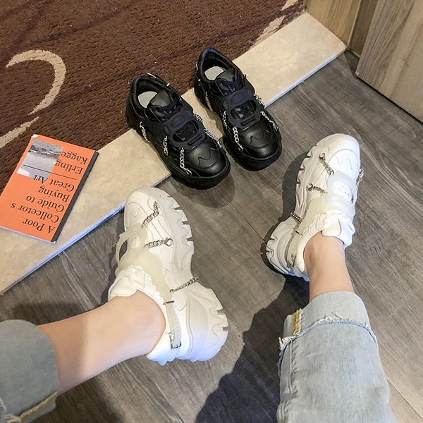 Új női tornacipő modell durva talppal és fém láncokkal