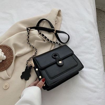 Modern női táska lyukakkal és hosszú füllel