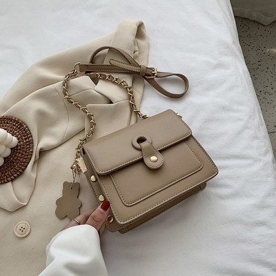 Modern női táska lyukakkal és hosszú füllel