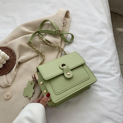 Modern női táska lyukakkal és hosszú füllel