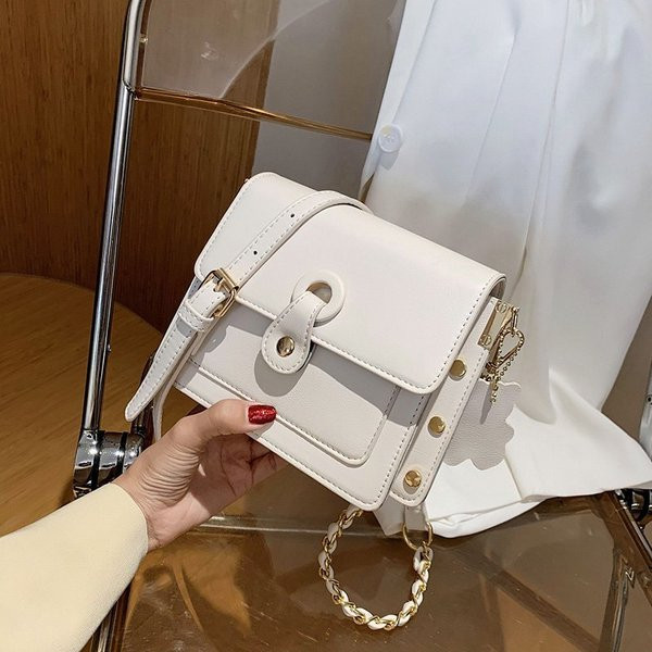 Modern női táska lyukakkal és hosszú füllel