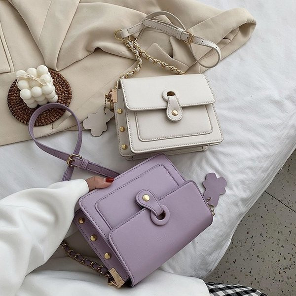 Modern női táska lyukakkal és hosszú füllel