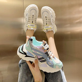 Női sportcipő fűzővel és magas talppal