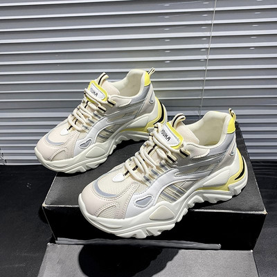 Női sportcipő fűzővel és magas talppal