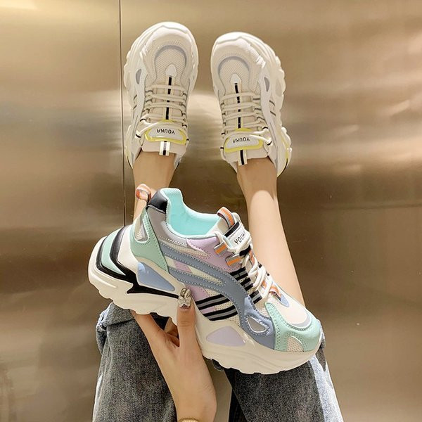 Női sportcipő fűzővel és magas talppal