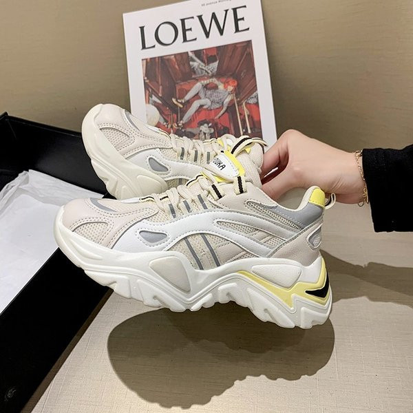 Női sportcipő fűzővel és magas talppal