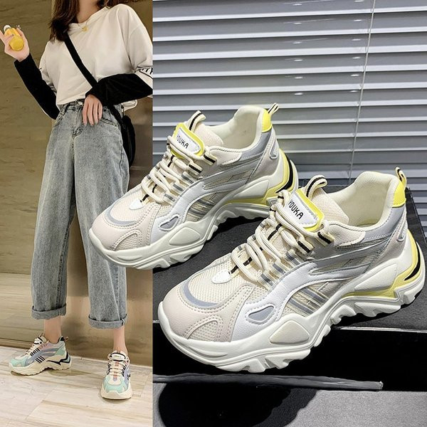 Női sportcipő fűzővel és magas talppal