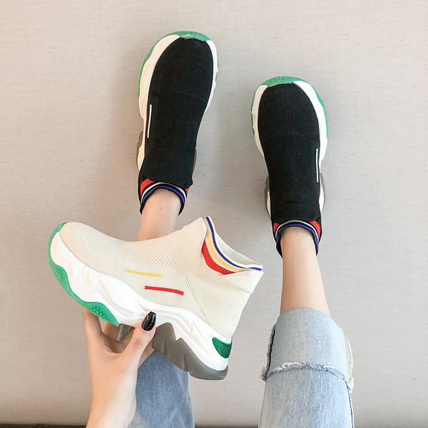 Kényelmes női tornacipő textilből, magas talppal