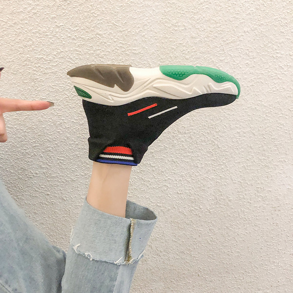 Kényelmes női tornacipő textilből, magas talppal