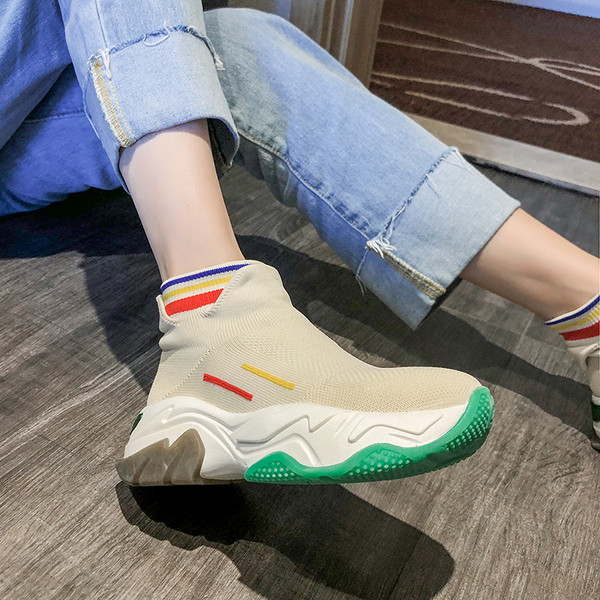 Kényelmes női tornacipő textilből, magas talppal