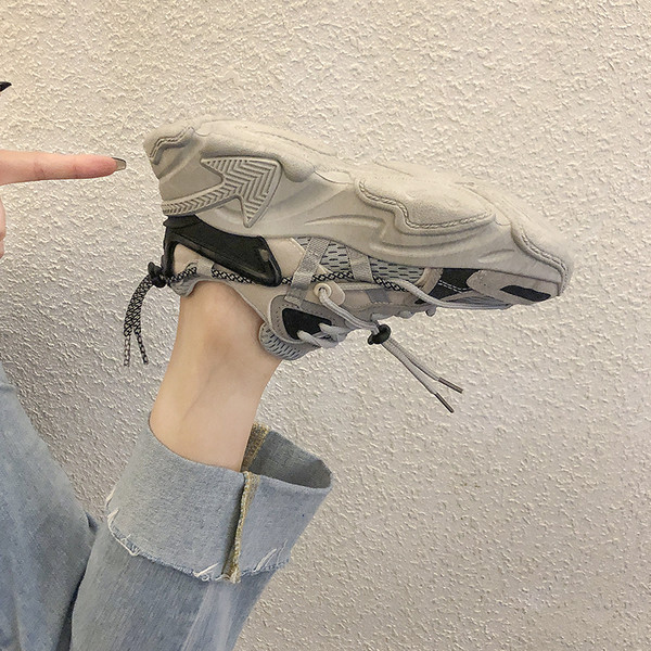 Női sportcipő magas talppal