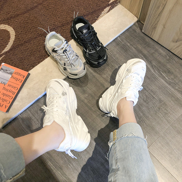 Női sportcipő magas talppal