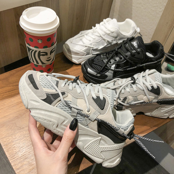 Női sportcipő magas talppal