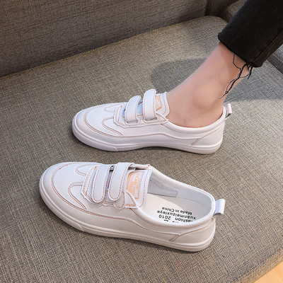 Női bőr tornacipő lapos talppal és tépőzáras foltokkal