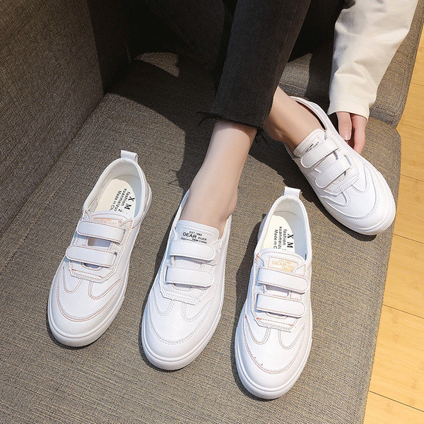 Női bőr tornacipő lapos talppal és tépőzáras foltokkal