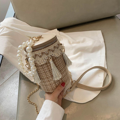 Női kis táska gyöngyökkel és bojtokkal