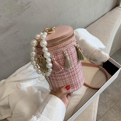 Női kis táska gyöngyökkel és bojtokkal