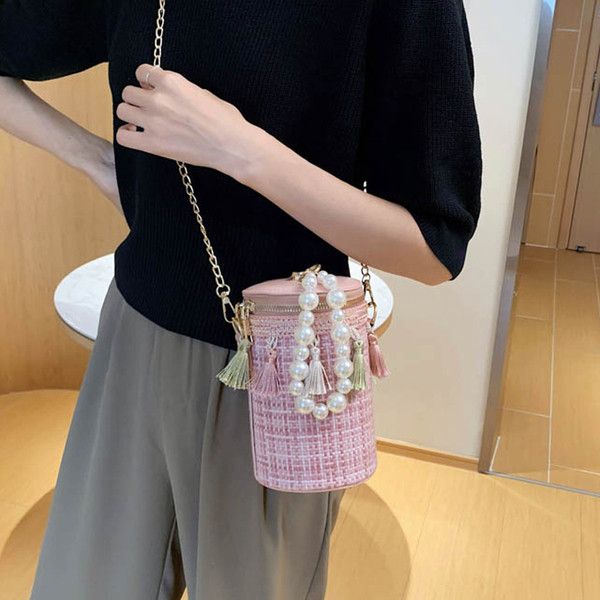 Női kis táska gyöngyökkel és bojtokkal