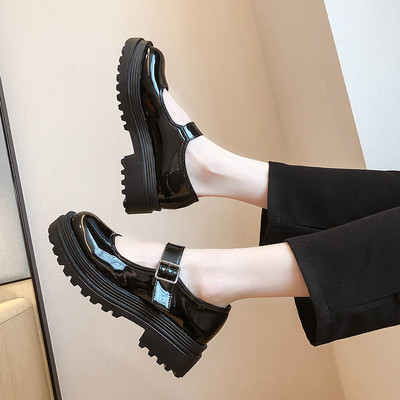 Γυαλιστερά γυναικεία παπούτσια  με ψηλή πλατφόρμα