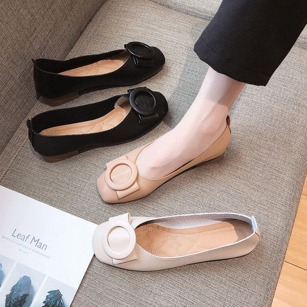 Női bőrcipő lapos talppal és csattal