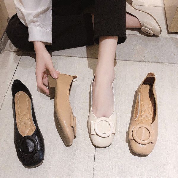 Női bőrcipő lapos talppal és csattal