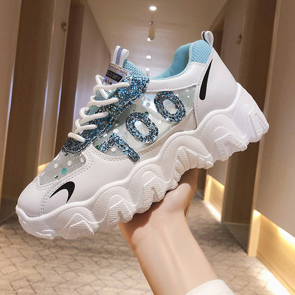 Női tornacipők új modellje hálóval