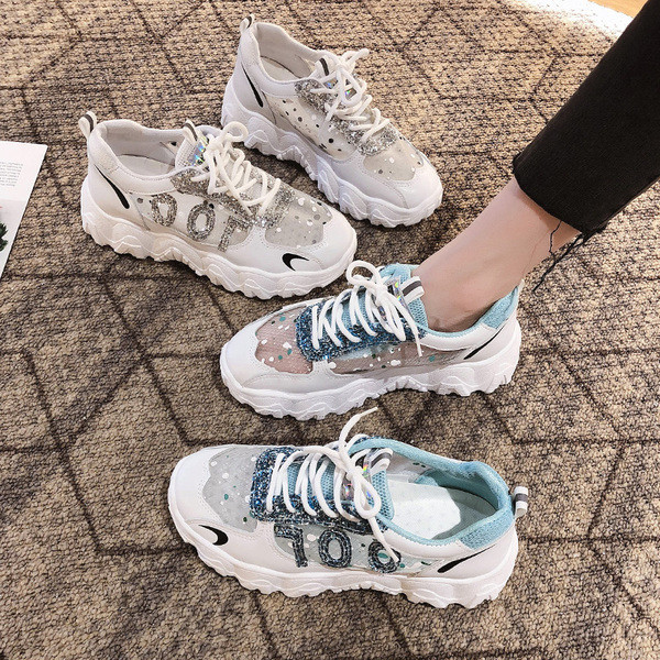 Női tornacipők új modellje hálóval