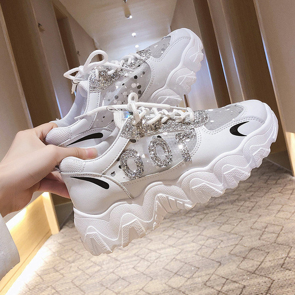 Női tornacipők új modellje hálóval