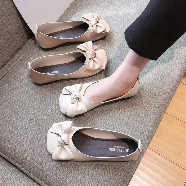 Női bőr cipő lapos talppal és szalaggal