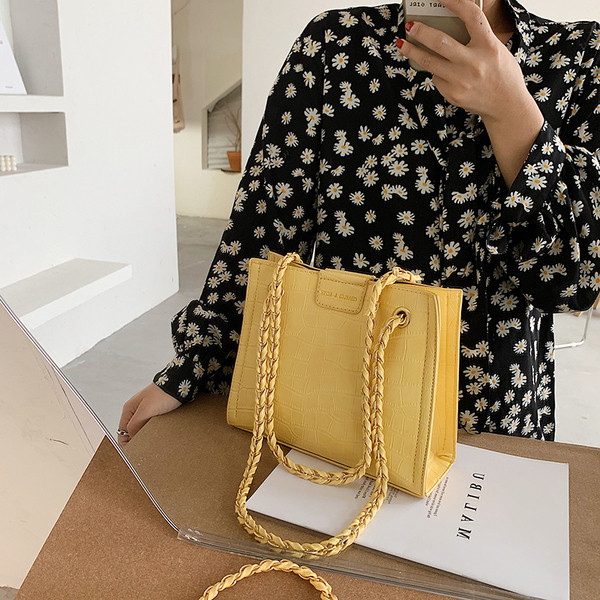 Aktuális női táska eko bőrből a vállra