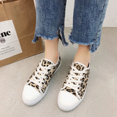 Aktualne ženske tenisice s ravnim đonom i leopard uzorkom