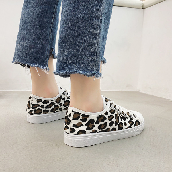 Aktualne ženske tenisice s ravnim đonom i leopard uzorkom