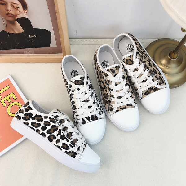 Aktualne ženske tenisice s ravnim đonom i leopard uzorkom