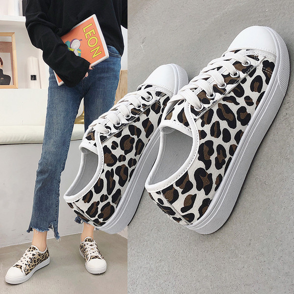Aktualne ženske tenisice s ravnim đonom i leopard uzorkom