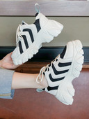 Crno-bijele ženske tenisice s grubim đonom i vezicama