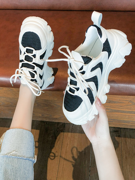 Crno-bijele ženske tenisice s grubim đonom i vezicama